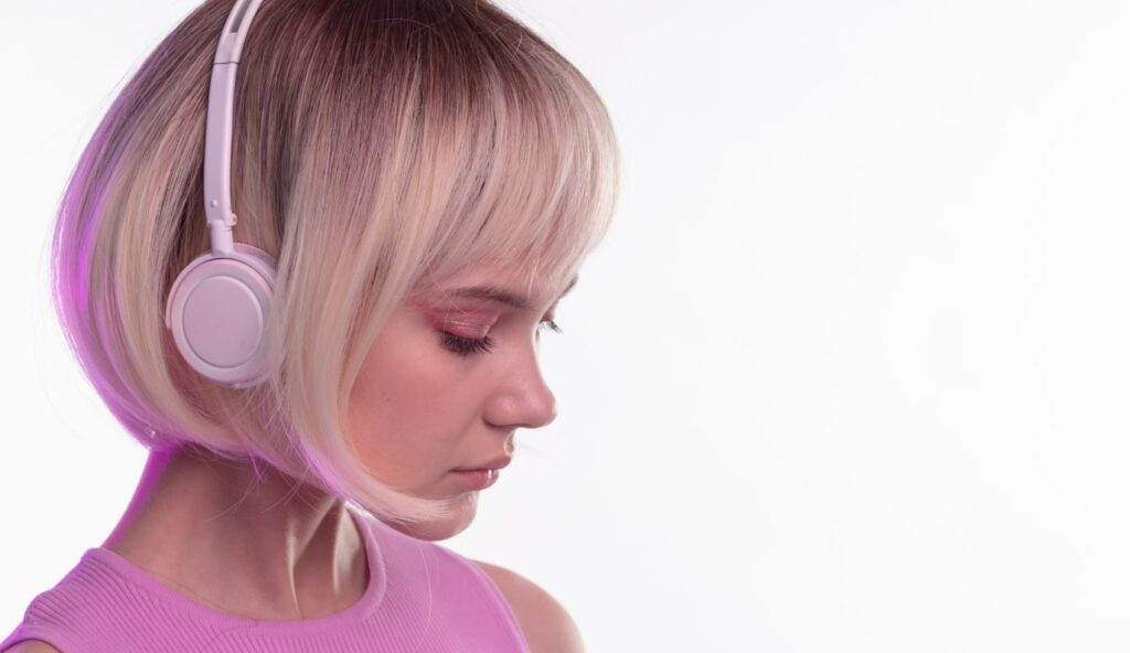 ヘッドホンで音楽を聴く女性